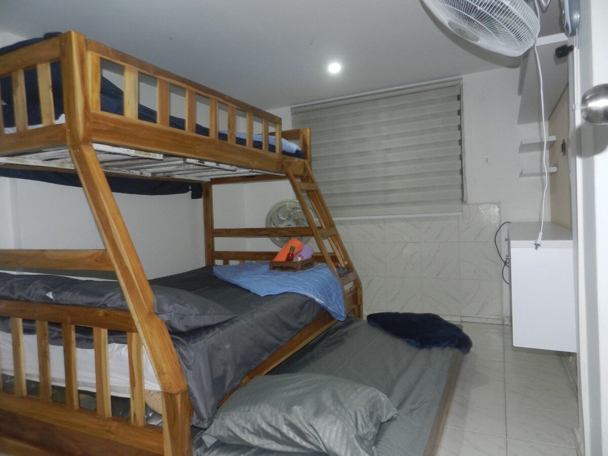 RECAMARA 2
მას აქვს 3 ‑ საწოლიანი ხის სახლი, რომელთაგან ერთ ‑ ერთი ორადგილიანი სახლია. Ეს გათვლილია მაქსიმუმ 4 სტუმარზე. Მას აქვს ჟალუზები ან გაუმჭვირვალე ფარდები. Თეთრეულისა და პირსახოცების ნაკრები. Საზიარო სააბაზანო. 