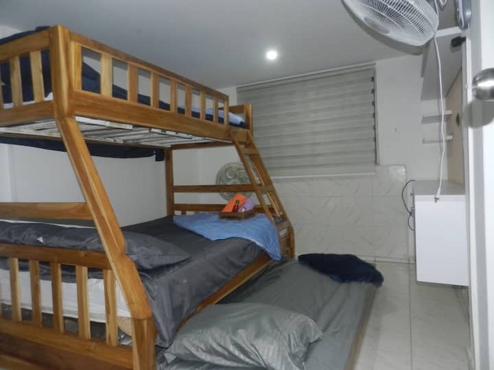 RECAMARA 2
It has a 3-bed cabin, one of them being a Double one. This is for up to 4 guests. It has blinds or opaque curtains. Bed linen and towels set. Their shared bathroom.