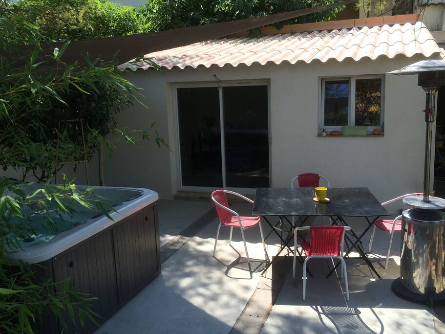 entrée avec terrasse et jaccuzzi