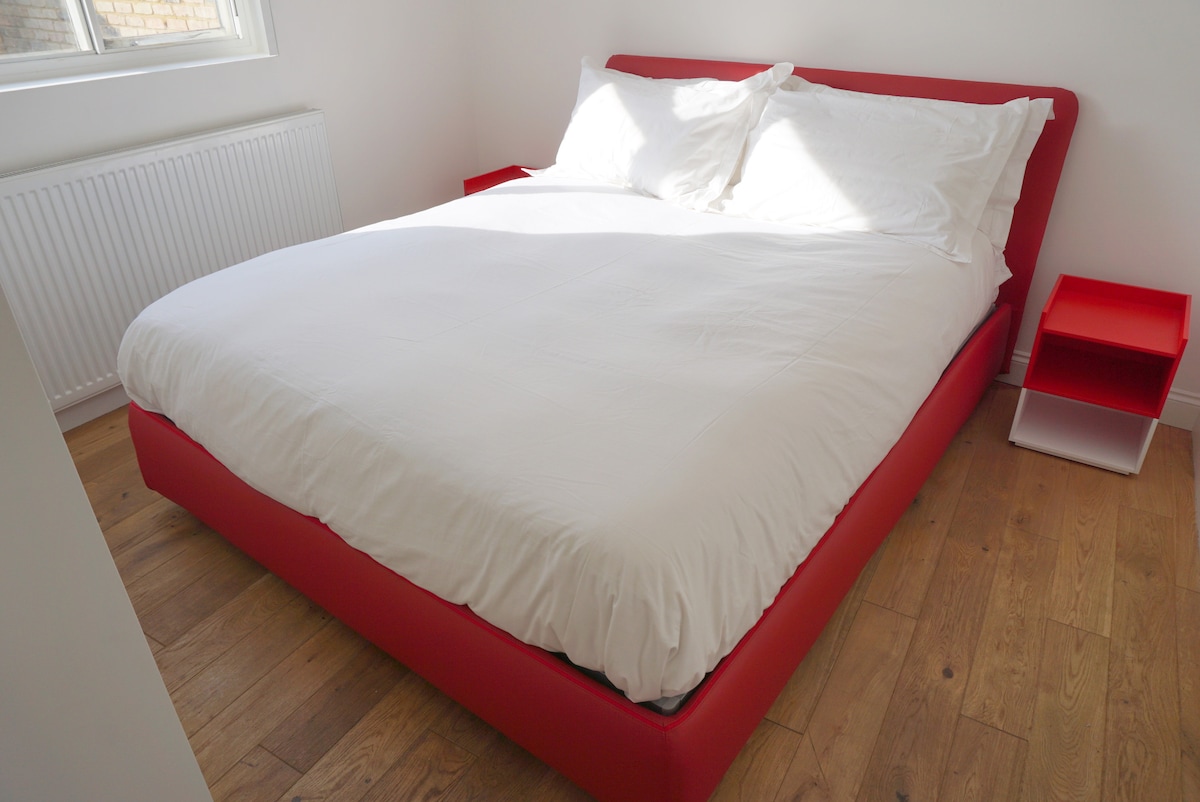 Krevat i mrekullueshëm "king size" me hapësirë ruajtëse poshtë.