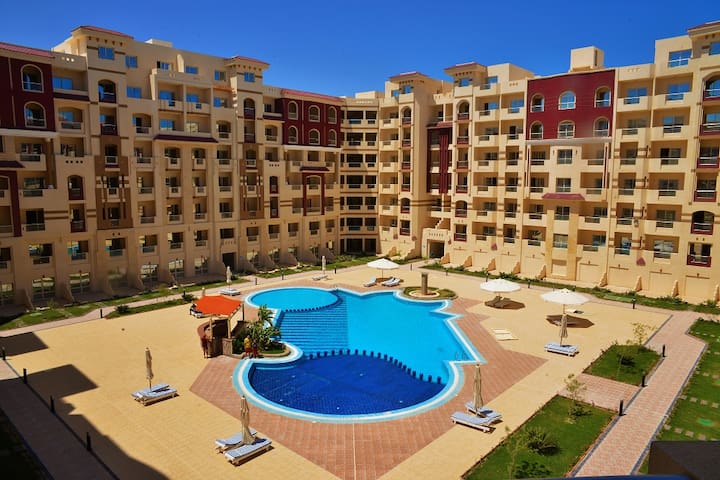 One-bedroom apartment with pool view I