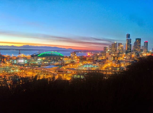 Best Seattle Views! Private bedroom & bathroom!