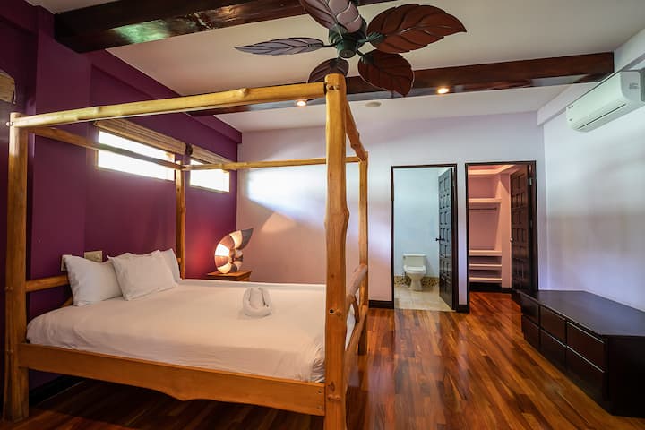 2号卧室配有套内卫生间