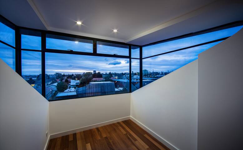 Architectural 3 bedroom Apt with great scenic view gallery image 5