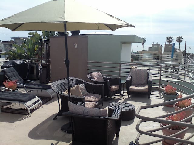 #1 1877′ SF 2bd/2ba 50yds to beach 2 car garage