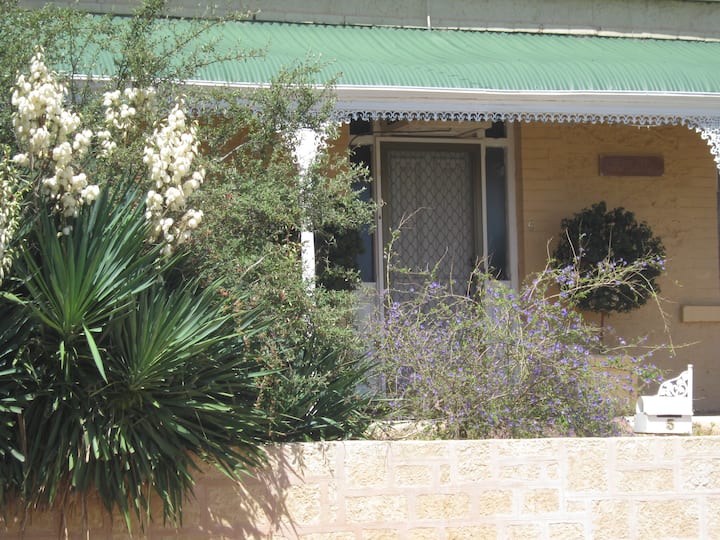 Amalie unit 1 Holiday Cottage Waikerie. 2 Bedroom. Apartments for