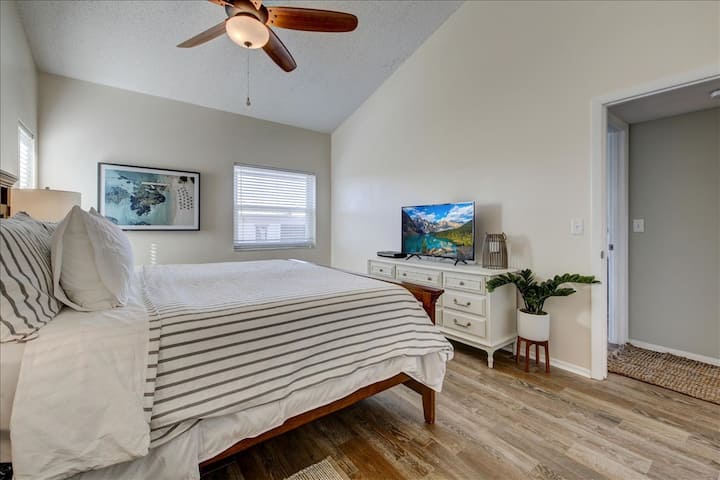 Dhomë gjumi kryesore me krevat dopio "king size", televizor inteligjent 42", dollap me rrota