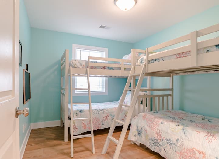 Two bunk beds room (4 total twin beds), with closet (Bedroom 7 of 7)