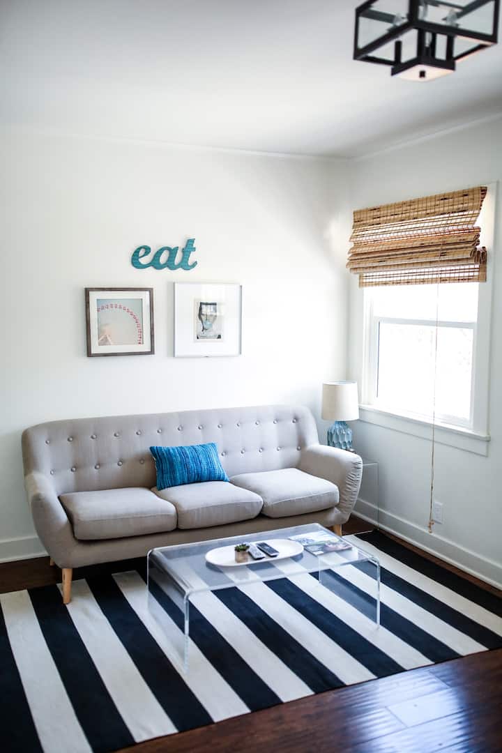 Head To Beverly Hills From A Cozy Cottage - Beverly Hills, CA