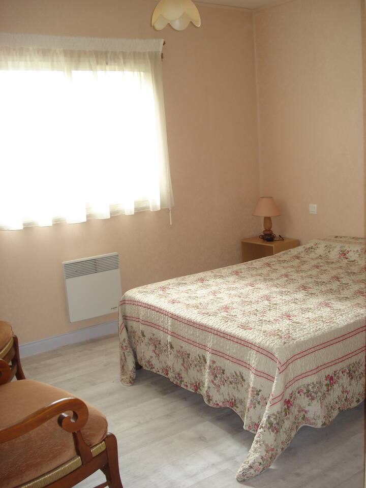 غرفة نوم 2: 140*190 سرير مع خزانة كبيرة/خزانة أبواب منزلقة