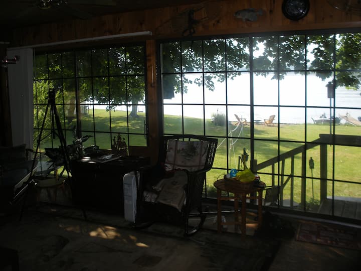 Lakefront Nostalgic Cottage