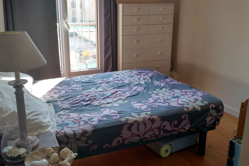 Chambre parent avec un lit en 140