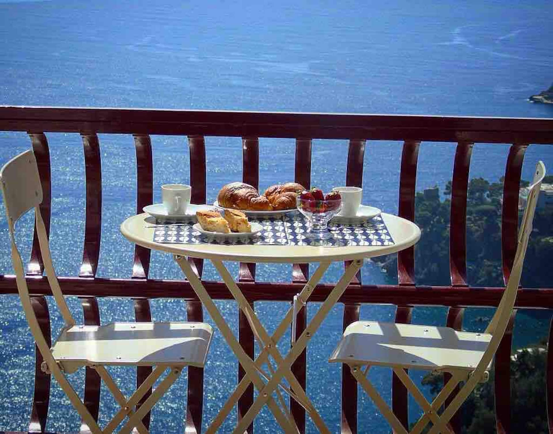 Amalfi1 SuperiorDeluxeSeaView-Wifi-BusStop-AirCon