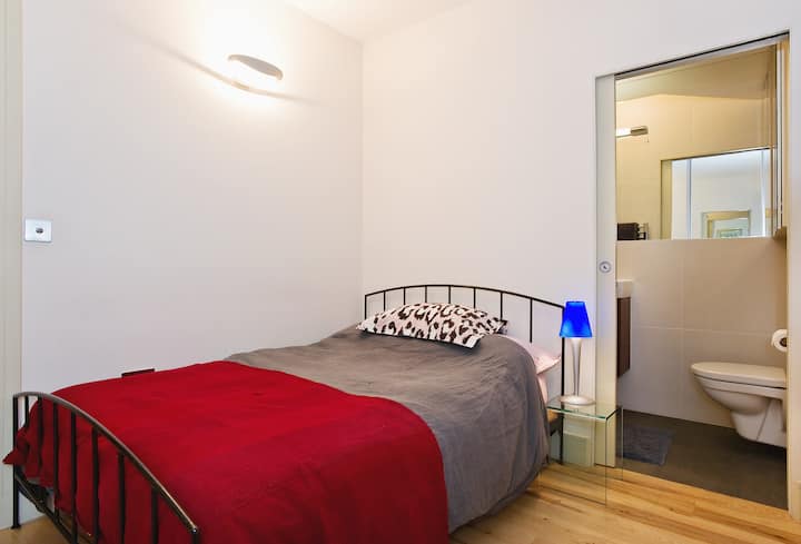 Dormitorio doble con baño en suite