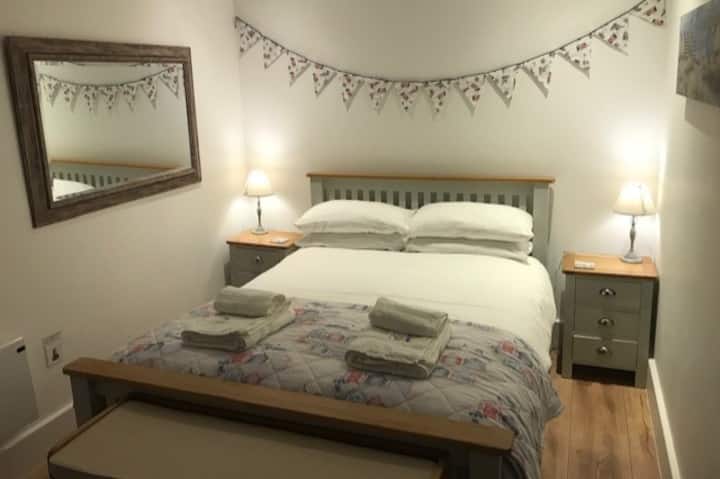 Chagua kati ya taa laini (kama inavyoonyeshwa) jioni au uwashe sehemu ya juu inayoangaza pia.