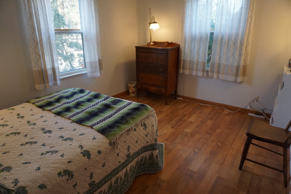 Spálňa na prvom poschodí s plnou posteľou. 