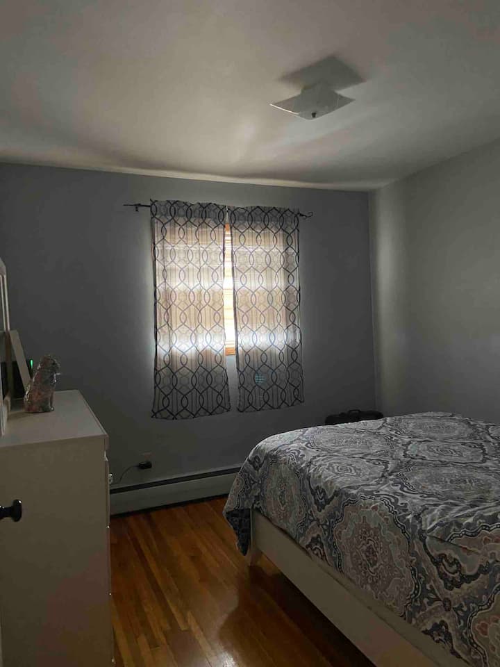 Chambre avec grand lit