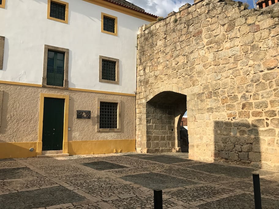 Largo junto à casa - museu do bordado e do barro