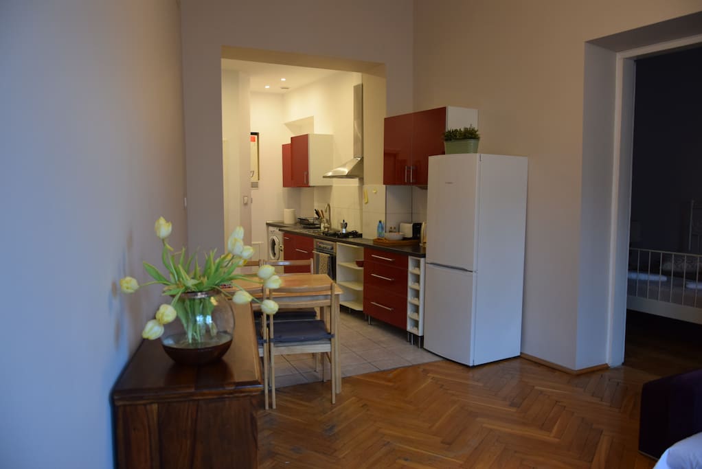 Large kitchen with 4-pax table.
Kuchnia ze stołem jadalnym dla 4 osób