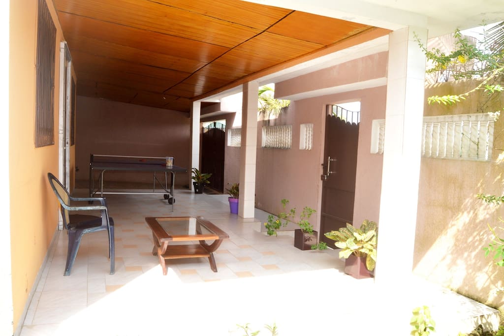 Terrasse, portails d'entrée et garage