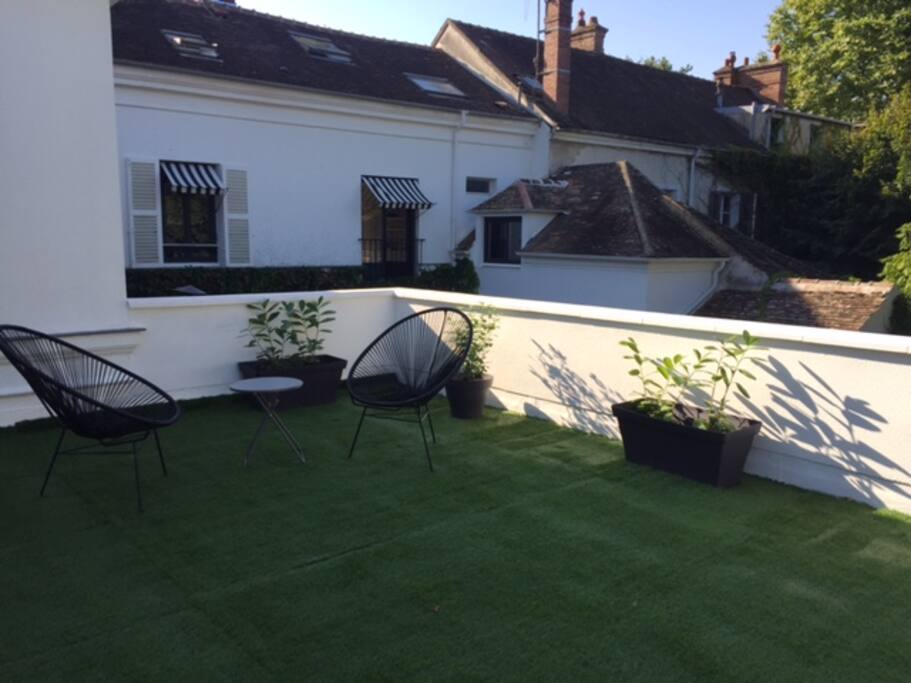 grande terrasse de 50 m2 au soleil et au calme