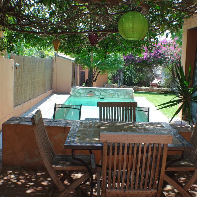 Patio y piscina
