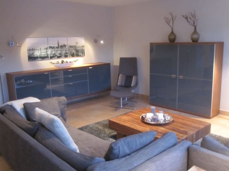 Wohnzimmer, zur Küche hin offen mit riesengroßem Panoramafenster und Moselblick