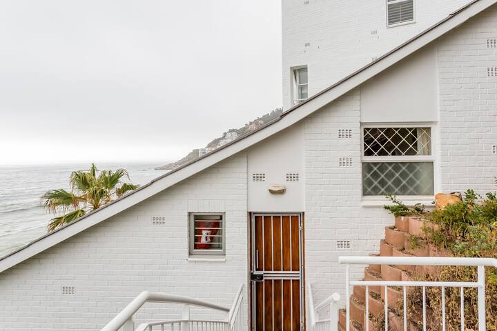 Enchanting Oceanfront Retreat in Clifton gallery image 2
