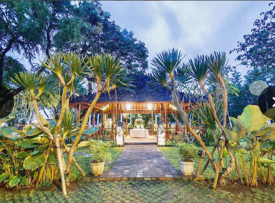 A wooden house in the centre of the land where you can relax and have your beer or coffee.