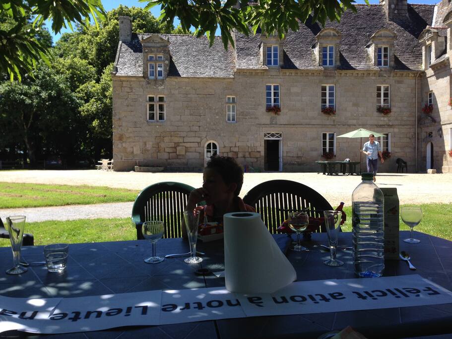 Vue d'une aile du manoir à partir du châtaignier
