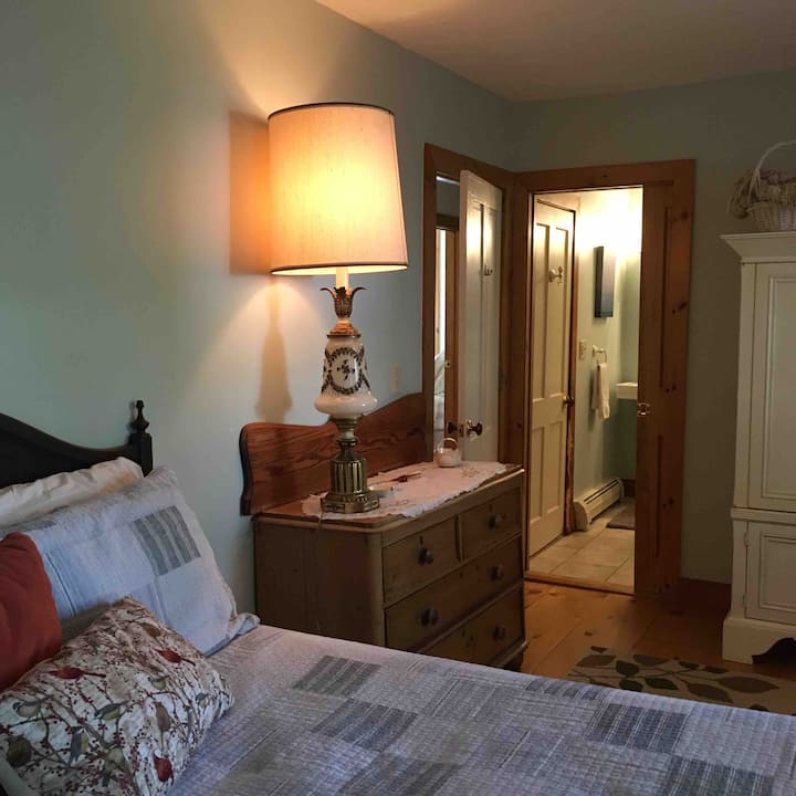 Dormitorio 2 con baño semiprivado con ducha.