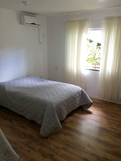 Quarto com um colchão de casal extra