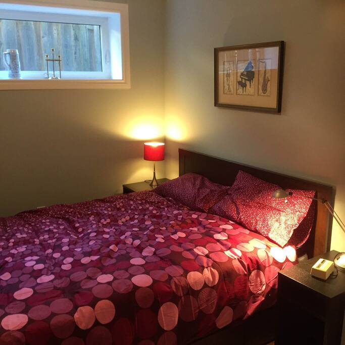 Queen sized Bed (super comfortable)