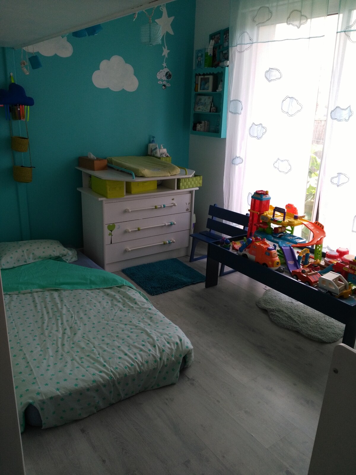 Fotografija nije ugovorena, nema više stola za previjanje, već krevet za 1 osobu... djeca rastu...! 