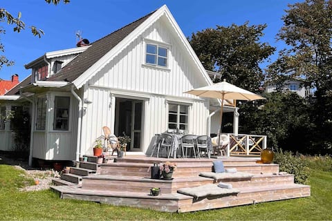 Spacious house in the center of Grundsund, private, canal view