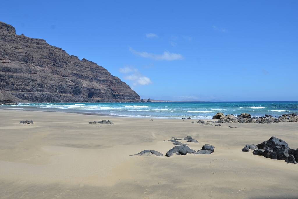 Playa de La Canteria, a 1 km. de la casa