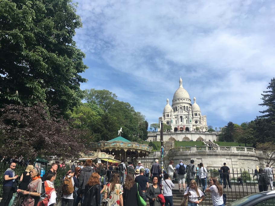 La place du funiculaire en bas de la maison/ The place of the funicular at the bottom of the house, it is enough to cross the street to go to the Basilica of the Sacred Heart