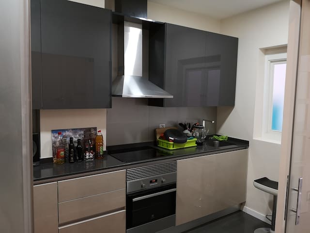 Room and living with bath and kitchen in Malasaña gallery image 3