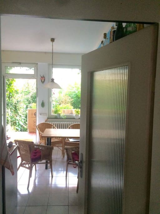 Gemütliche helle Küche mit Veranda
