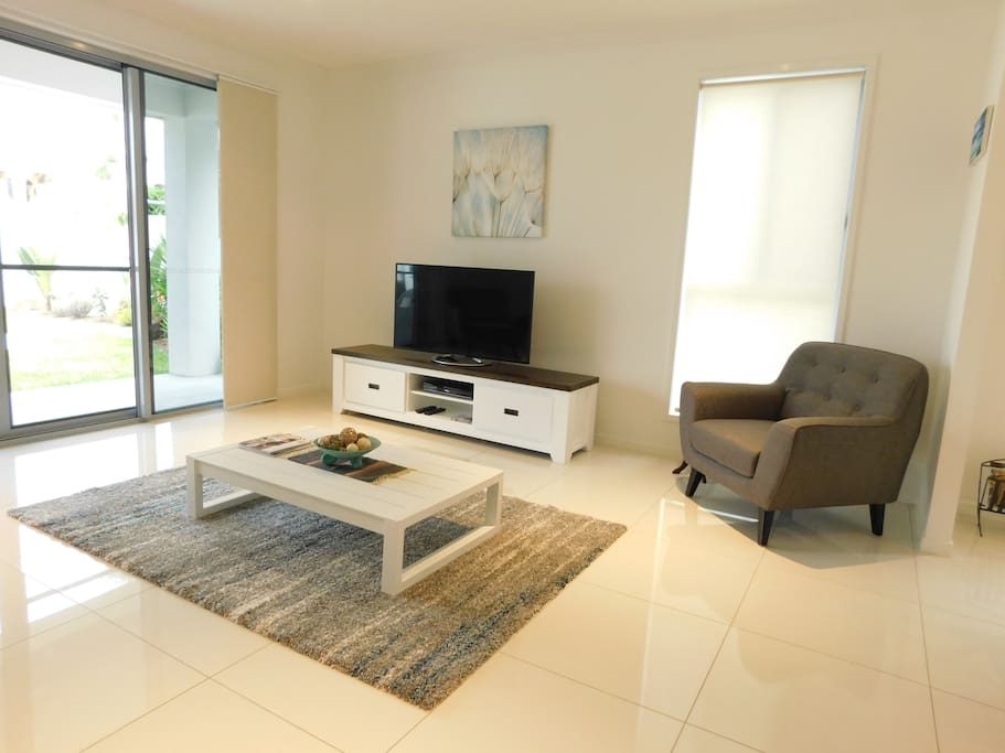 Living room with Smart TV & DVD