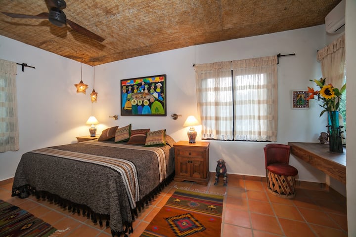 Veľká spálňa s manželskou posteľou King a písacím stolom