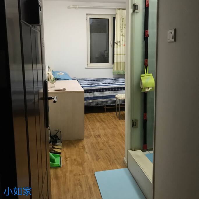 从门口看小屋