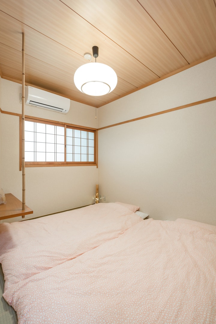 traditional Japanese-style room Tsuru 2
What we provide is not a western-style bed, but a Japanese-style tatami bed.