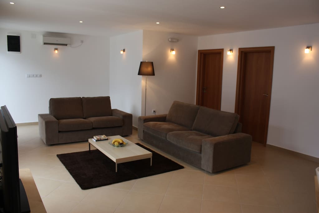 Living area with comfortable seating for 6, TV (50+ channels), Blu-ray player and WiFi.