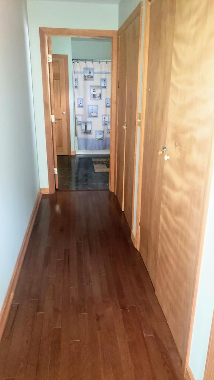 קומה ראשית, חדר רחצה בגודל מלא עם אמבטיה