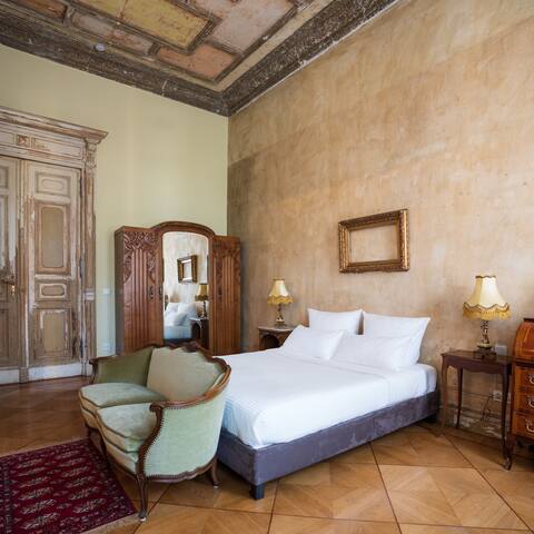 Luxury late 19th century apartment in Berlin Mitte gallery image 4