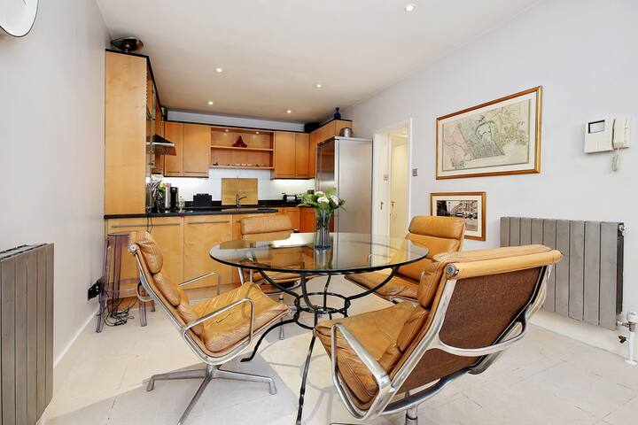 Iconic London Marylebone Mews House gallery image 2