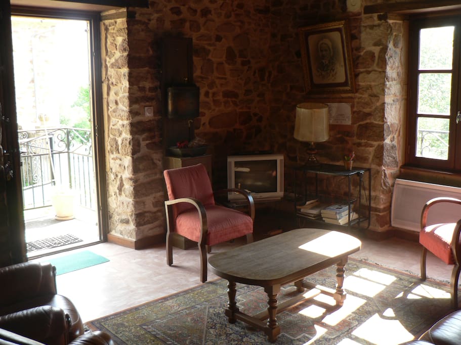 Salon et porte sur la cour intérieure