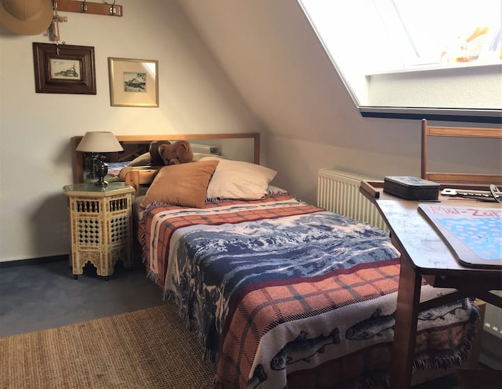 Na poschodí je jednolôžková poste