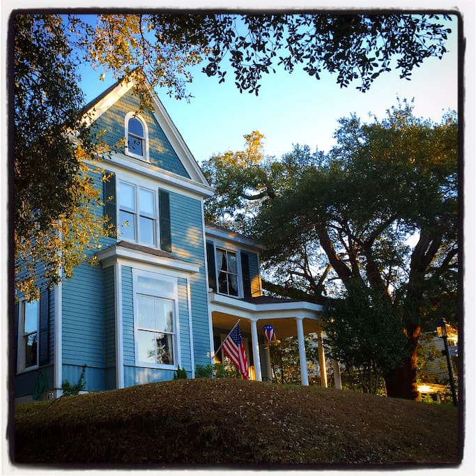 Front Exterior of Starling's Rest B&B